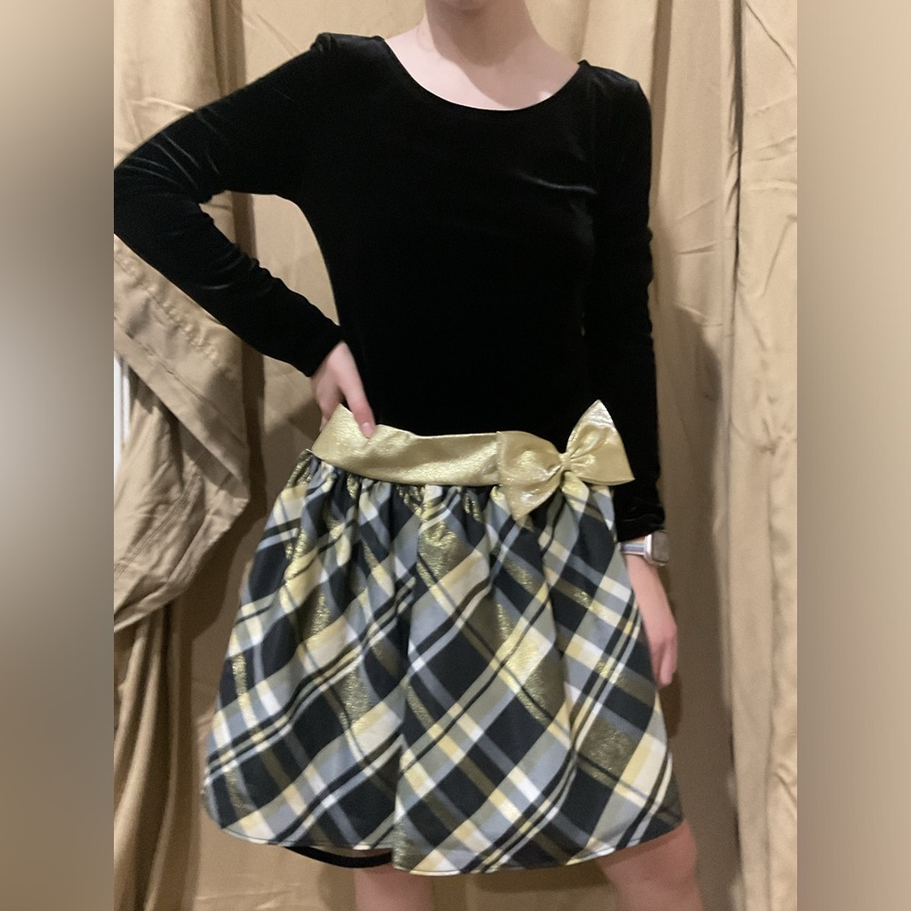 PERFECT CHRISTMAS DRESS! Worn only ONCE. Girl’s size 14
